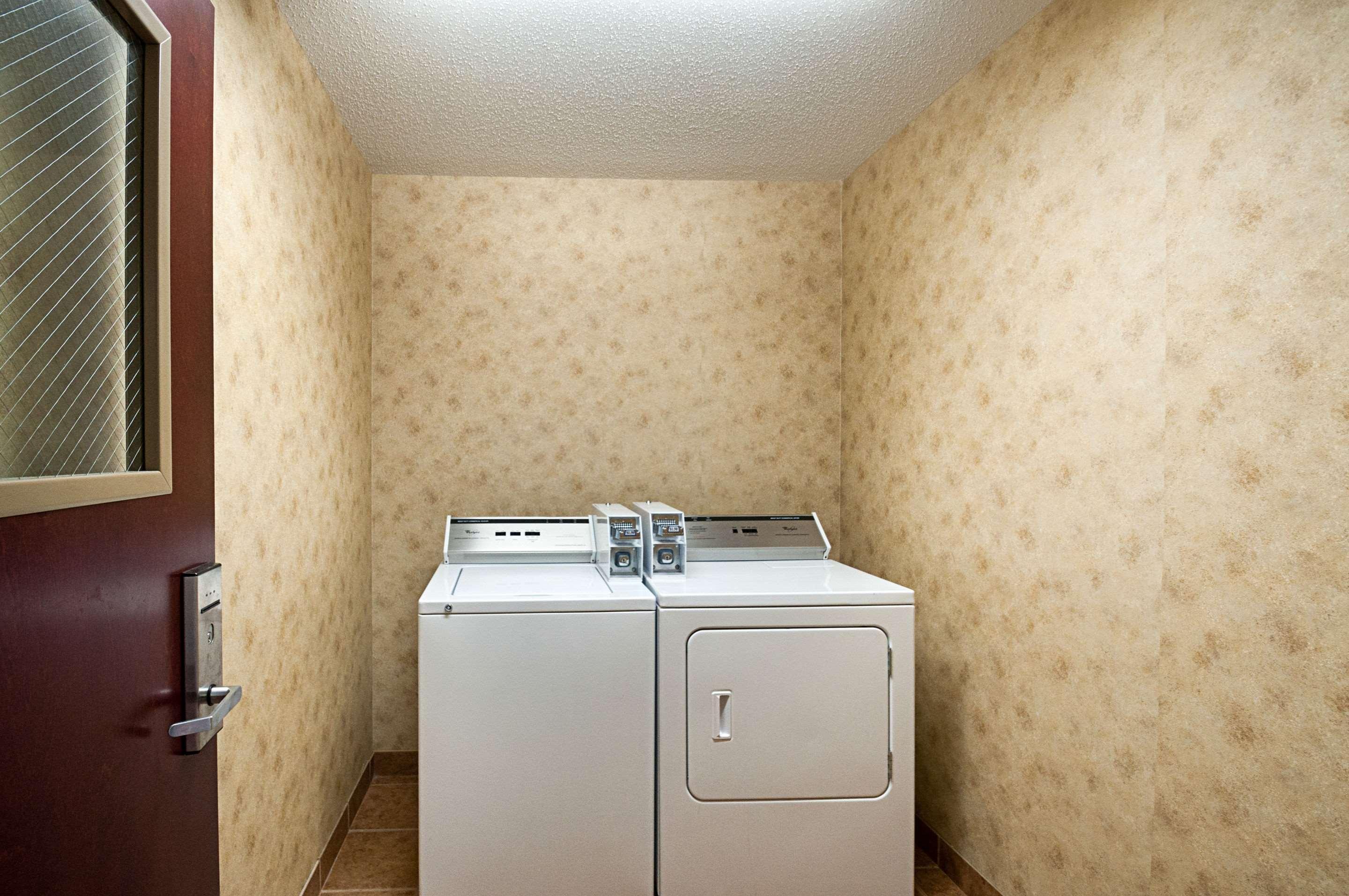 コンフォート イン アンド スイーツ ケンブリッジ ケンブリッジ エクステリア 写真